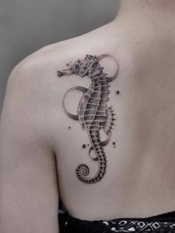 female black and grey black and grey татуировка на shoulder blade #31087 | Тату мастер AkiWong