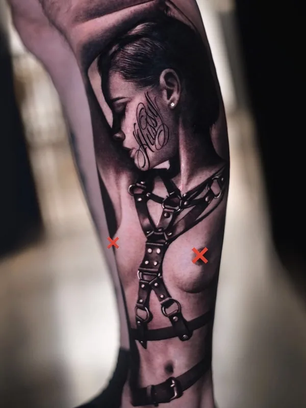 female black and grey realism татуировка на thigh #55345 | Тату мастер Антон Мартюшев