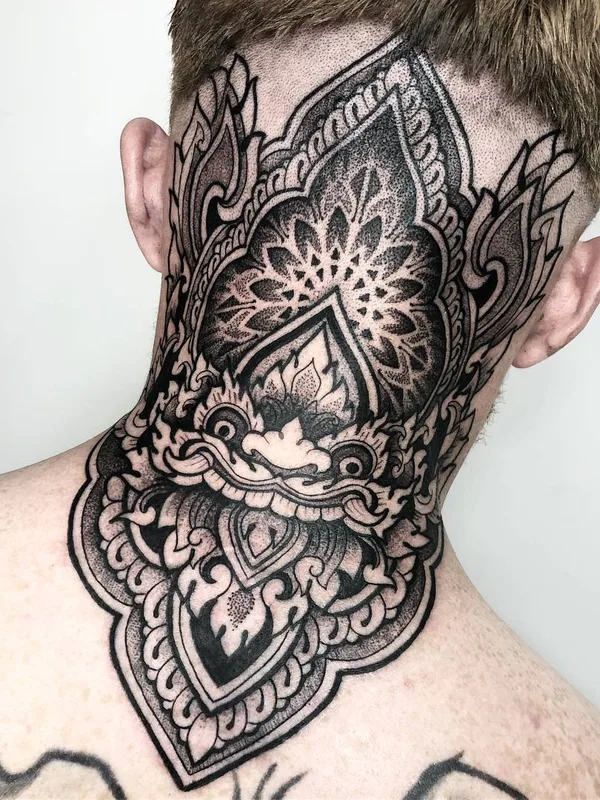 black and grey ornamental tattoo auf back of neck #32052 | Tätowierer Melow Perez