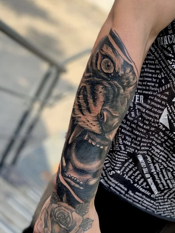 black and grey realism tatuaje en forearm #42163 | Tatuador Владислав Бондаренко