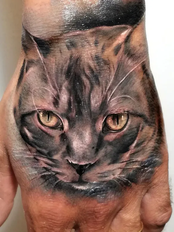 black and grey realism tatuaje en back of hand #58789 | Tatuador Rizzi Massimiliano