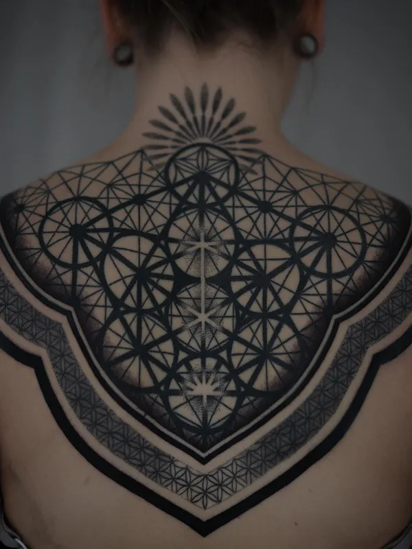 female black geometric tattoo auf upper back #59558 | Tätowierer Handsmark