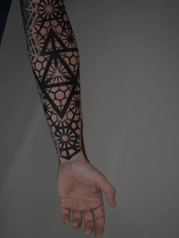 black geometric tattoo auf forearm #59549 | Tätowierer Handsmark