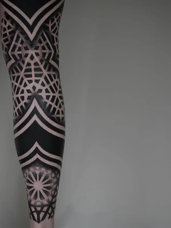 black blackwork tattoo auf calf #59551 | Tätowierer Handsmark
