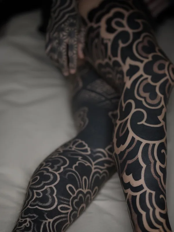 black blackwork tattoo auf full leg #59554 | Tätowierer Handsmark