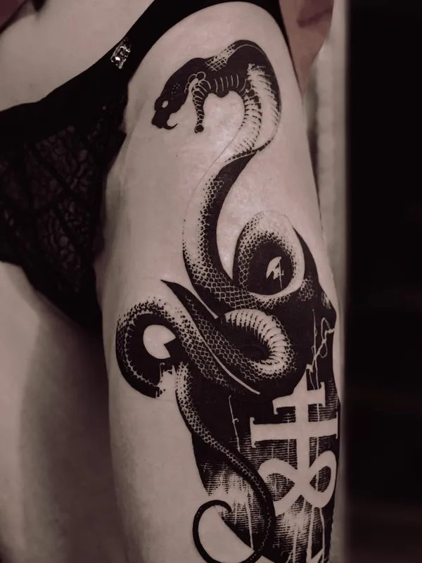 female black blackwork 타투 부위 thigh #59592 | 타투이스트 Антон Тычков