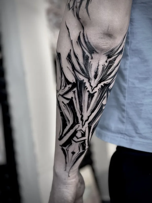 black abstract Tatuagem em forearm #74513 | Tatuador Леонид Изгин