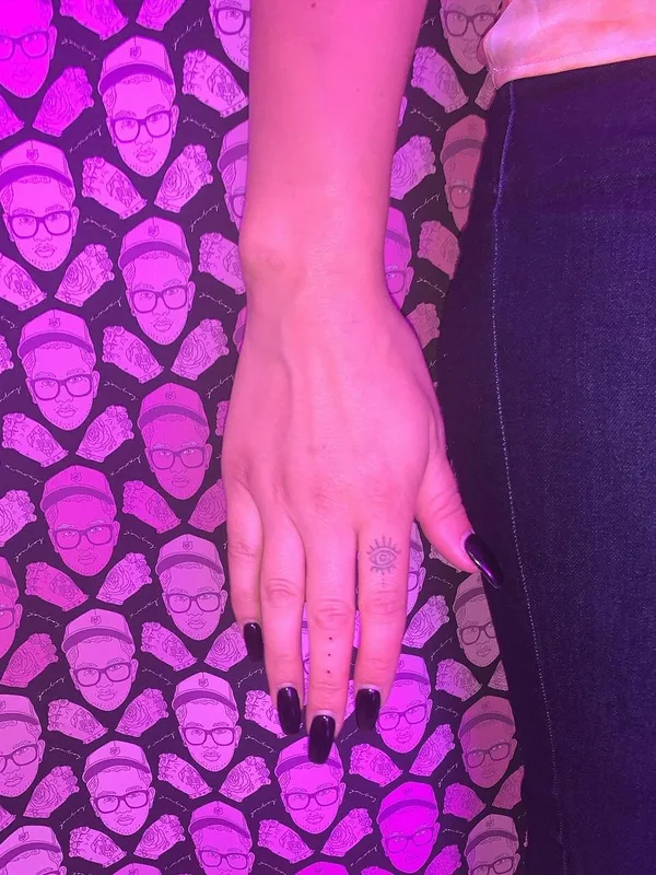 black fineline татуировка на finger #44466 | Тату мастер Jonathan JONBOY Valena