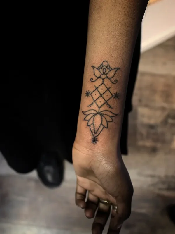 black linework татуировка на wrist #46561 | Тату мастер Candice Soleillant