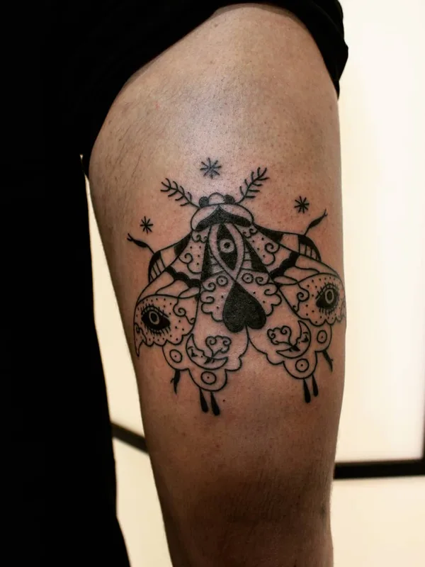 black blackwork татуировка на thigh #46562 | Тату мастер Candice Soleillant