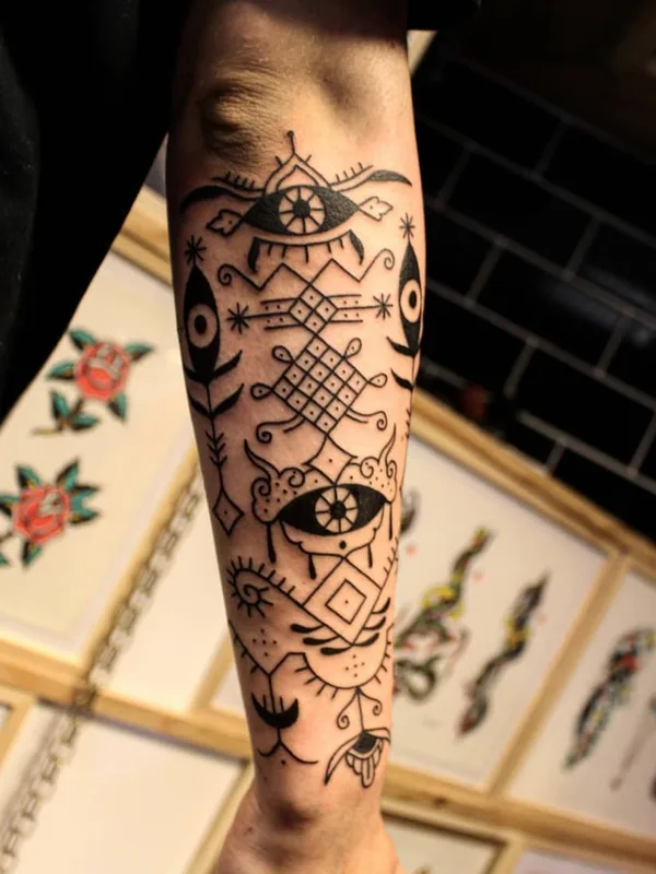 black blackwork татуировка на forearm #46558 | Тату мастер Candice Soleillant