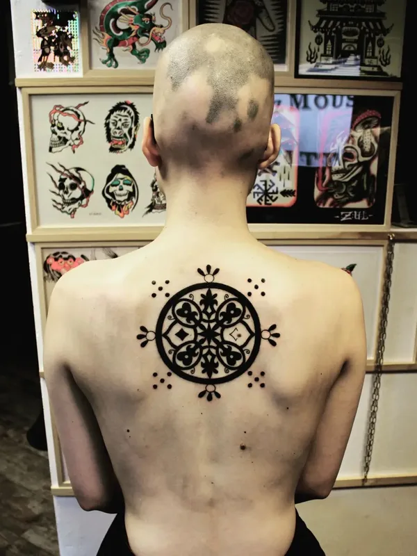 black blackwork татуировка на upper back #46567 | Тату мастер Candice Soleillant