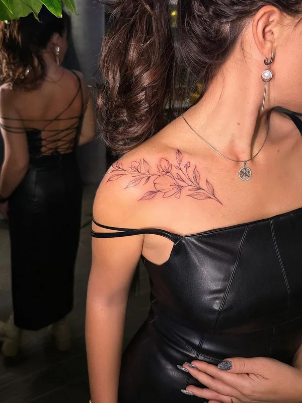 female black fineline Tatuaggio su shoulder #61139 | Tatuatore Аня Дарбицкая