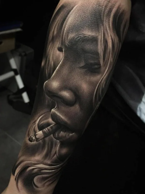 female black and grey realism tattoo auf forearm #27939 | Tätowierer Fred Thomas