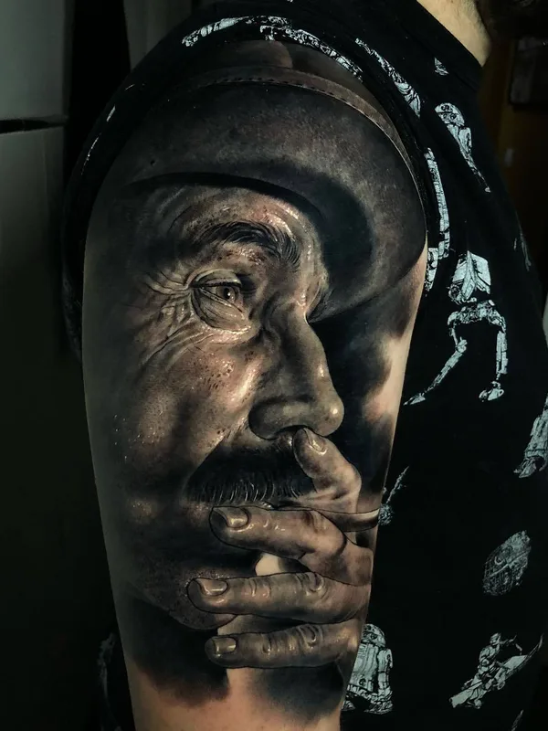 black and grey realism tattoo auf upper arm #27946 | Tätowierer Fred Thomas
