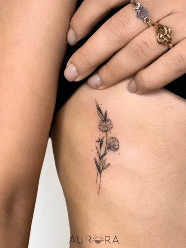 female black fineline tatouage sur ribcage #50376 | Artiste tatoueur Данила