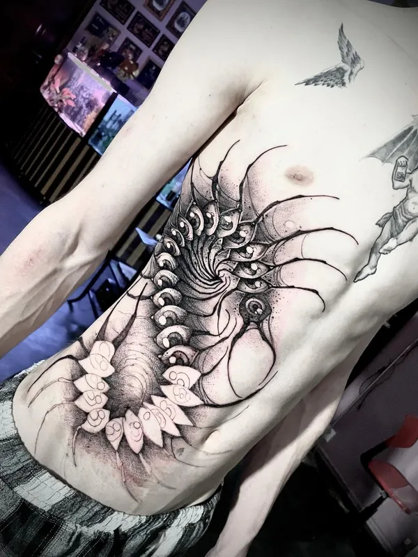 male black and grey blackwork tatouage sur stomach #50475 | Artiste tatoueur Иджи Тредгуд