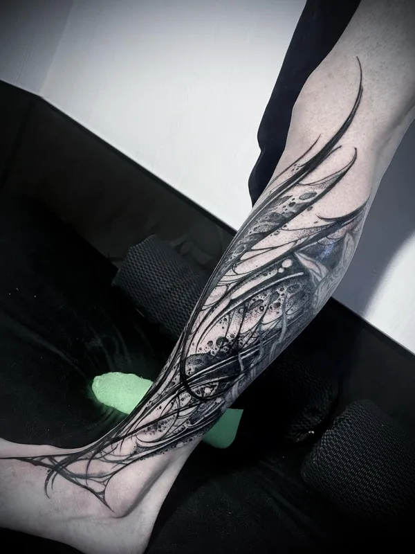 black and grey abstract tatouage sur calf #50469 | Artiste tatoueur Иджи Тредгуд