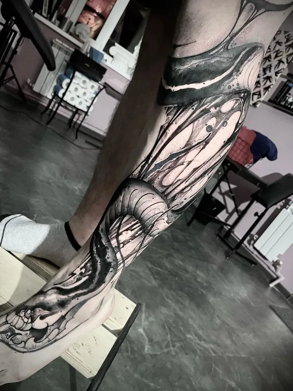 black and grey blackwork tatouage sur calf #50476 | Artiste tatoueur Иджи Тредгуд