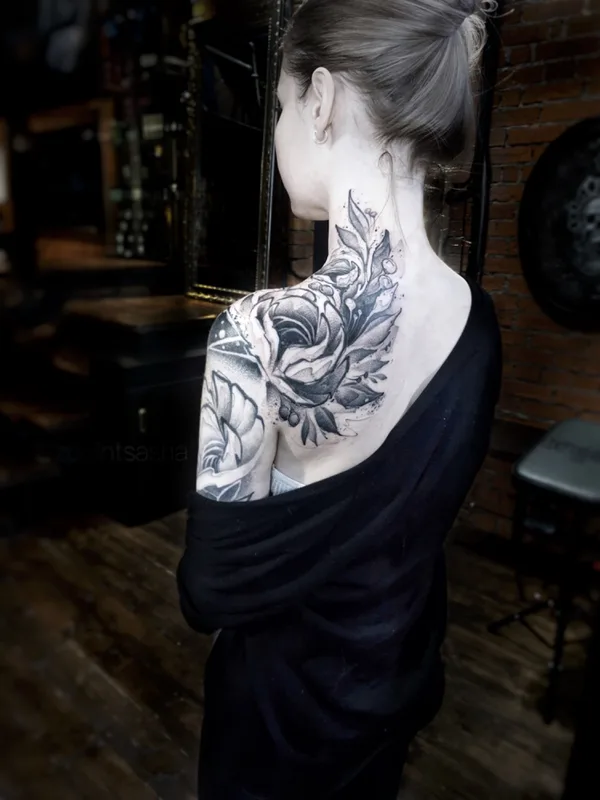 female black and grey black and grey татуировка на shoulder blade #53564 | Тату мастер Sasha zPoint
