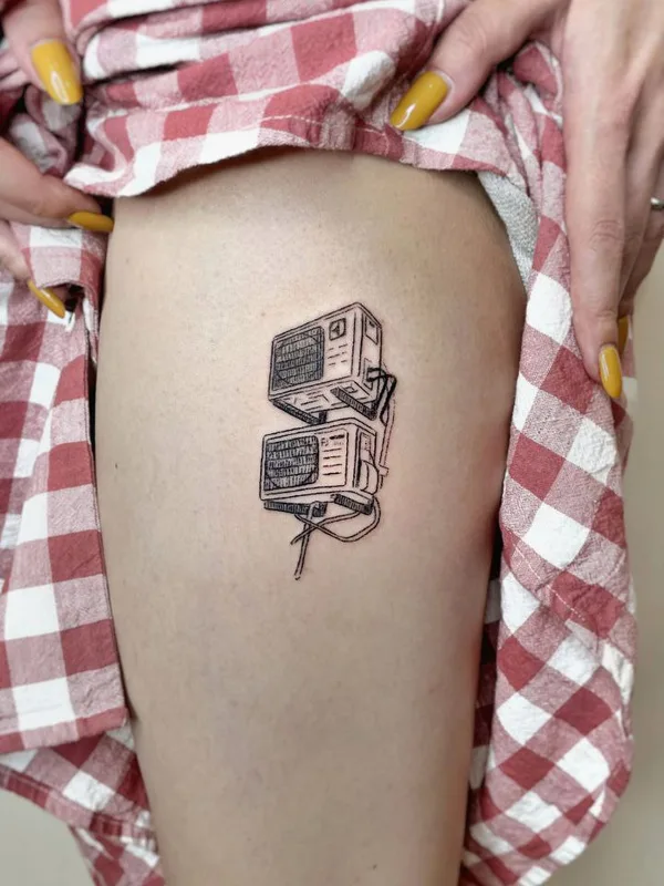 female black linework tatuaje en thigh #70457 | Tatuador Dot.tatts