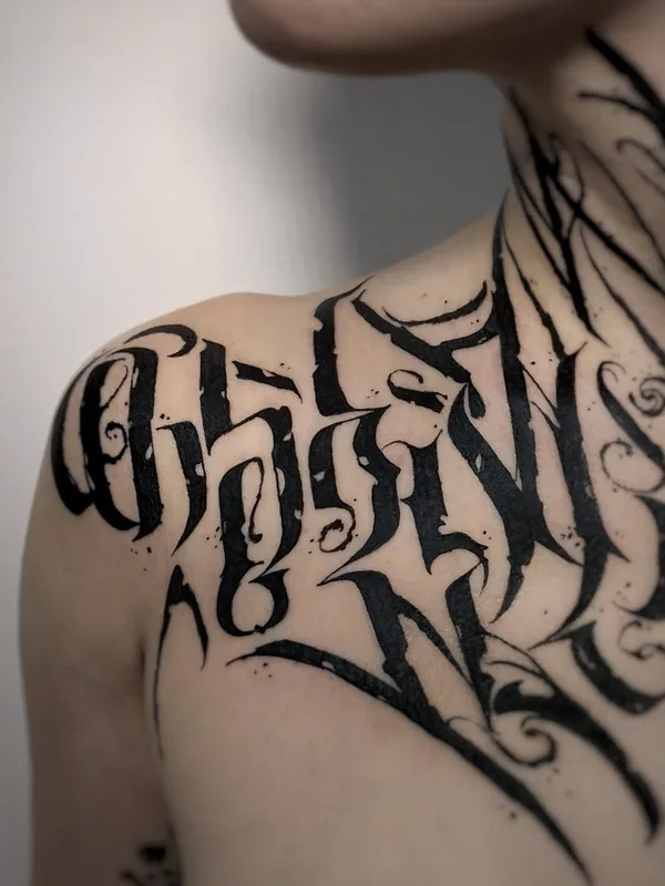 black blackwork tatuaje en shoulder #70458 | Tatuador Dot.tatts