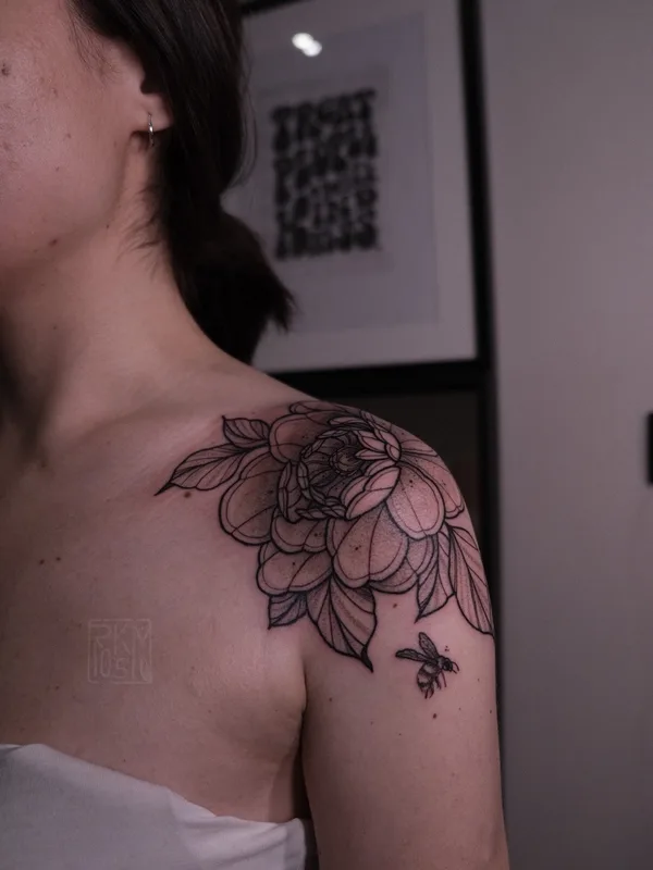 female black linework татуировка на shoulder #70473 | Тату мастер PolinaRoksman