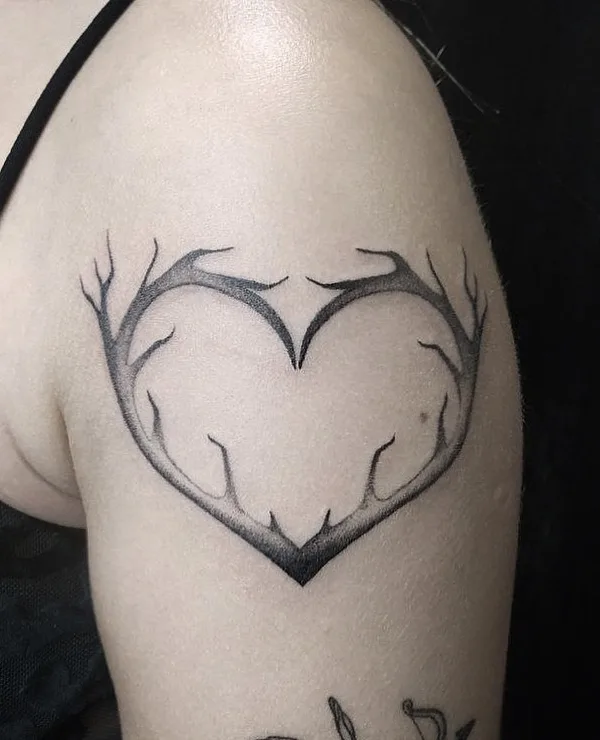 female black and grey linework татуировка на shoulder #56006 | Тату мастер Lera Welary