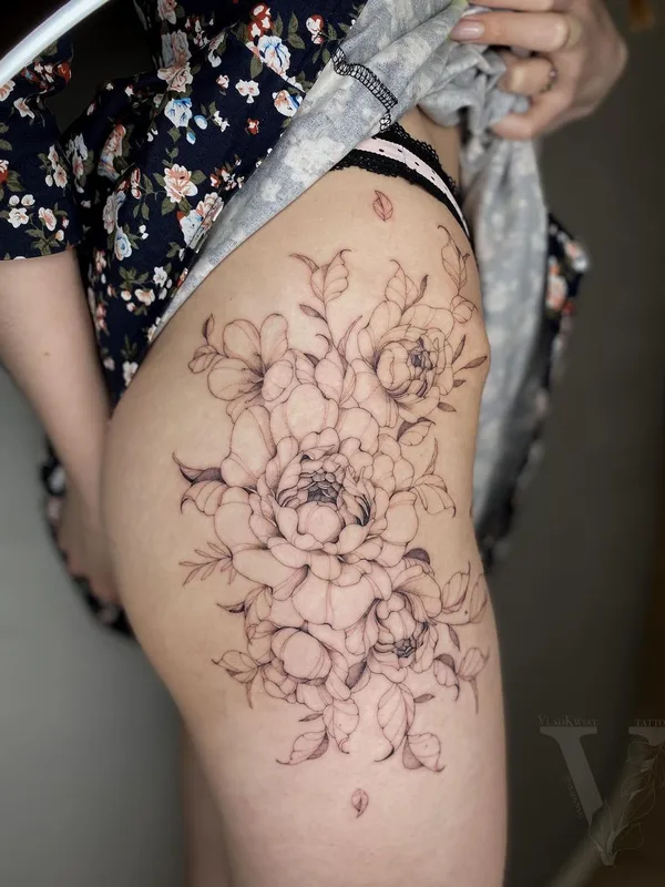 female black and grey fineline татуировка на thigh #56023 | Тату мастер Vlad Kolesnik