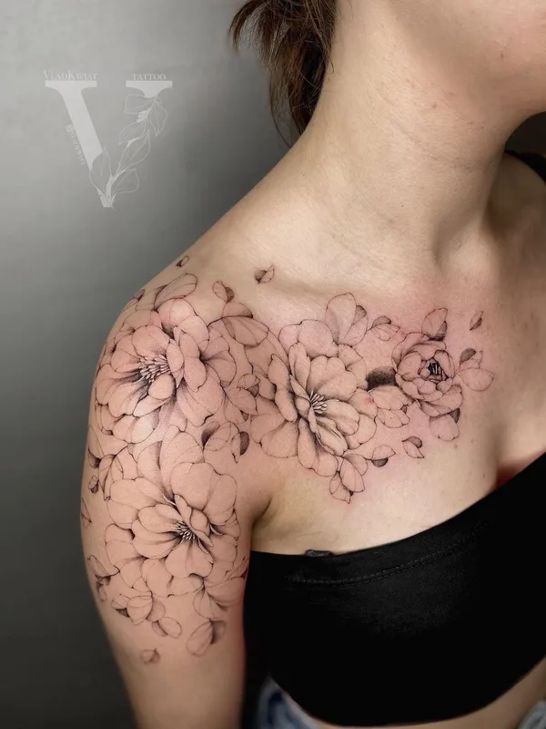 female black and grey fineline татуировка на shoulder #56026 | Тату мастер Vlad Kolesnik