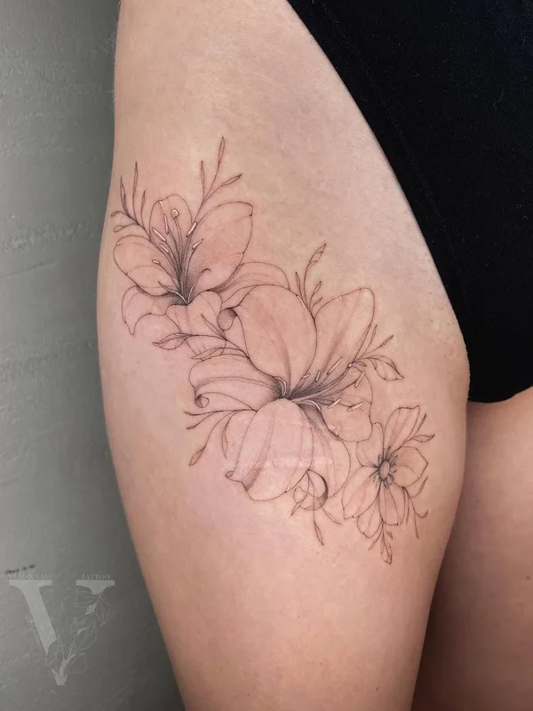 female black and grey fineline татуировка на thigh #56022 | Тату мастер Vlad Kolesnik