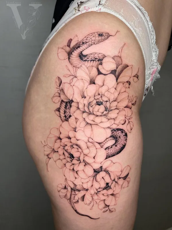 female black and grey blackwork татуировка на thigh #56028 | Тату мастер Vlad Kolesnik
