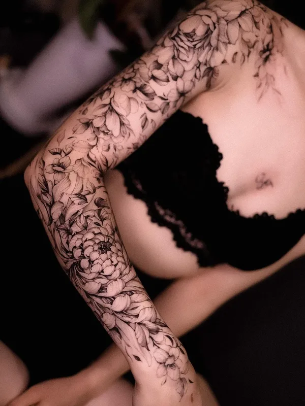 female black and grey blackwork tattoo auf full sleeve #56134 | Tätowierer Olha Halynska