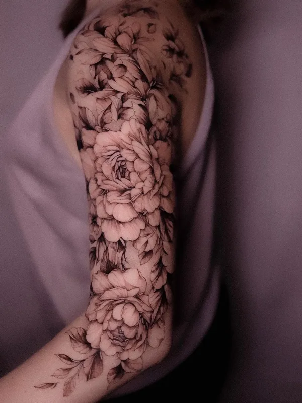 female black and grey botanic tattoo auf full sleeve #56132 | Tätowierer Olha Halynska
