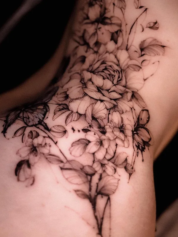 female black and grey botanic tattoo auf shoulder blade #56139 | Tätowierer Olha Halynska
