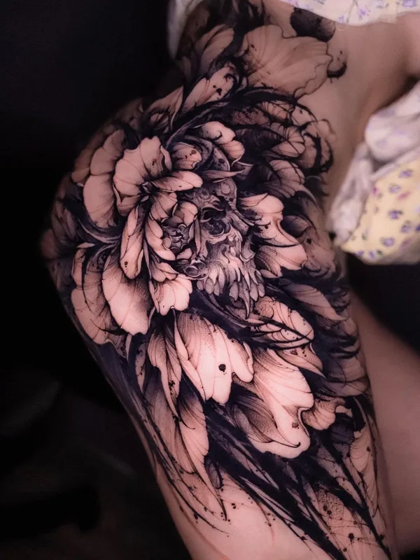 black and grey blackwork tattoo auf thigh #56133 | Tätowierer Olha Halynska
