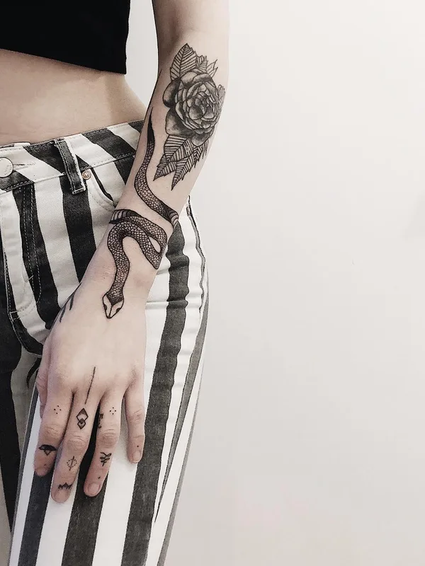 female black blackwork татуировка на forearm #56250 | Тату мастер Lucyeezy Tattooing