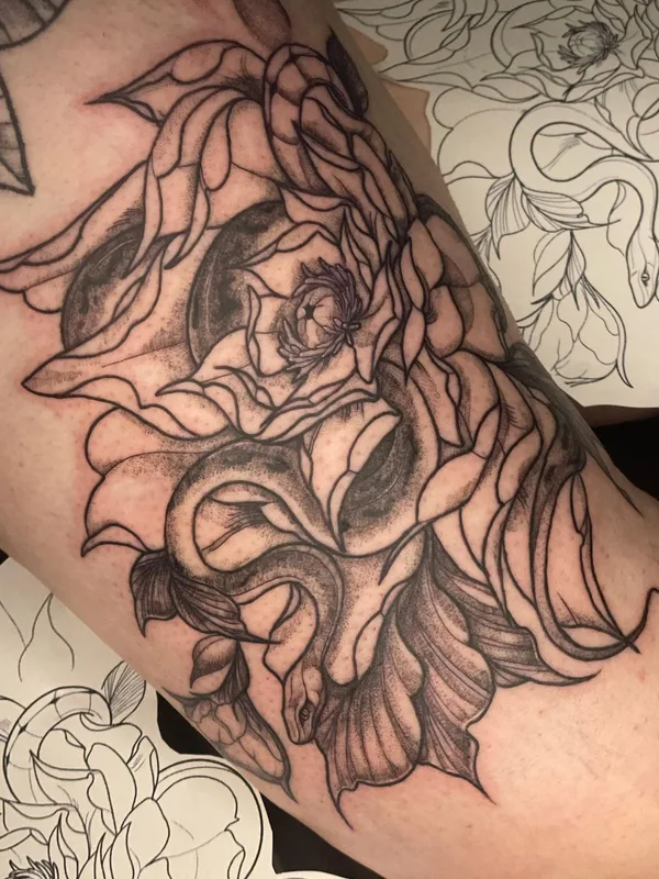 black and grey blackwork Tatuagem em thigh #56307 | Tatuador Lisa Rosenfeld