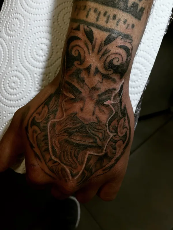 black and grey blackwork tattoo auf back of hand #73375 | Tätowierer Alpha tattoos 