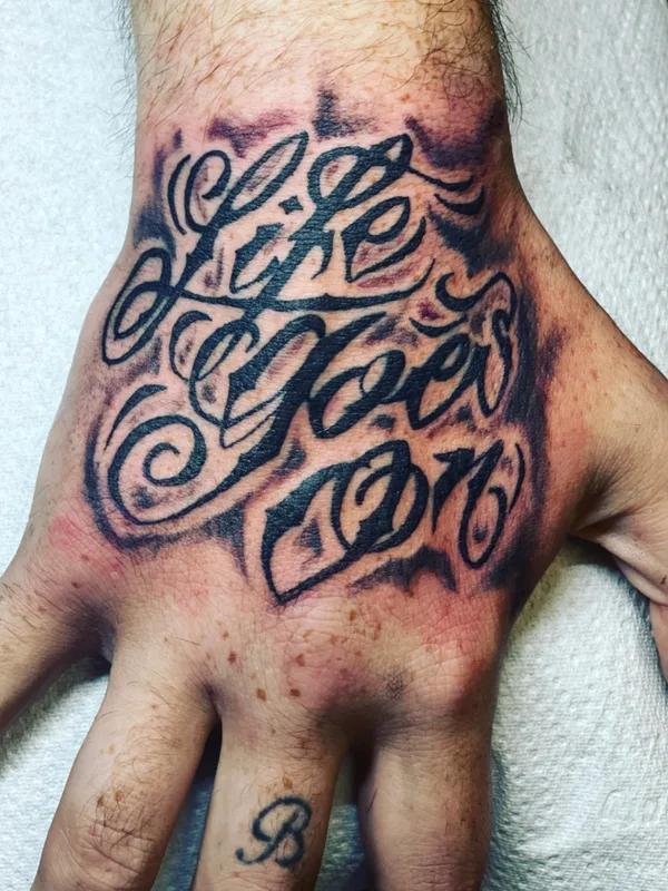 black lettering tattoo auf hand #73384 | Tätowierer Alpha tattoos 