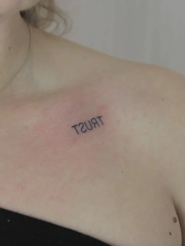 female black lettering татуировка на collarbone #32816 | Тату мастер The Monkid