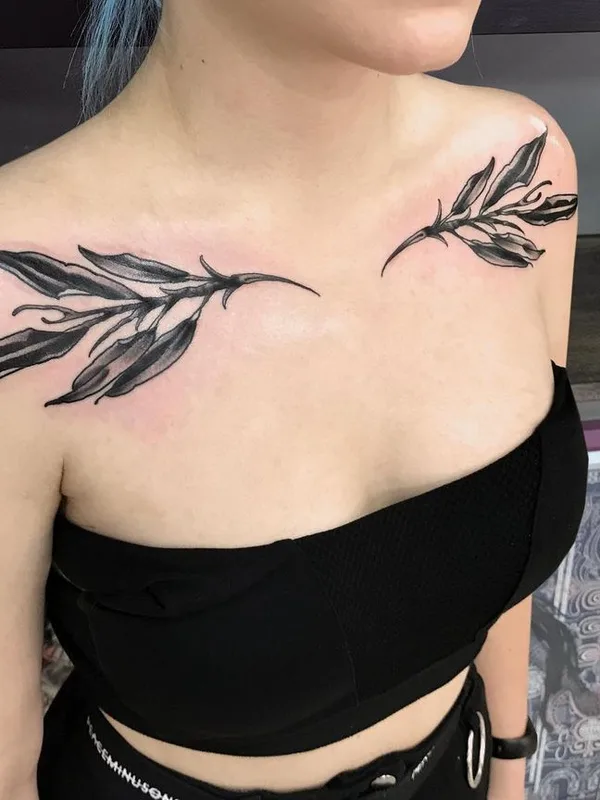 female black and grey blackwork татуировка на collarbone #44641 | Тату мастер Andrew Davidov