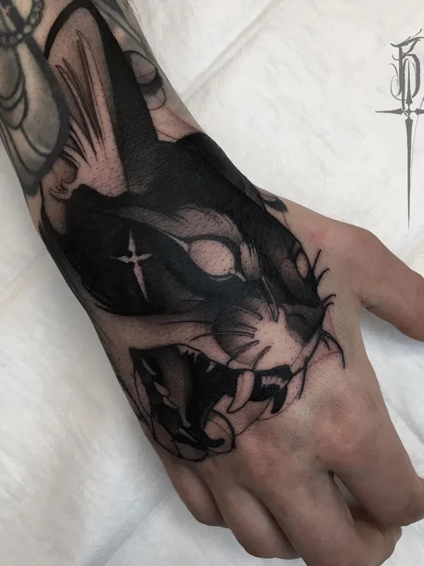 black blackwork Tatuagem em back of hand #44652 | Tatuador Денис Бедринский