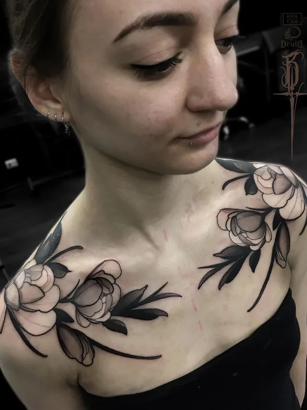 female black and grey black and grey Tatuagem em collarbone #44647 | Tatuador Денис Бедринский