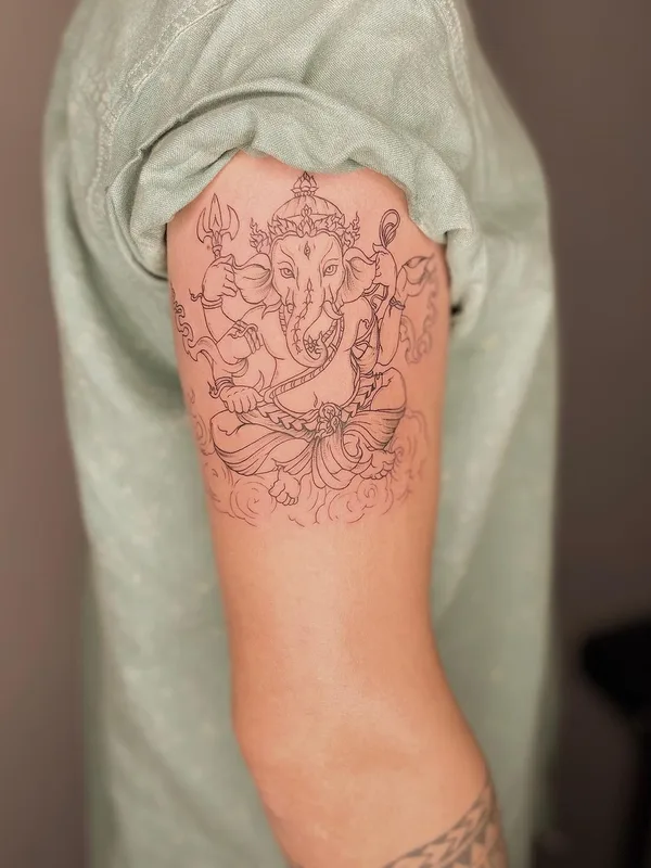 black linework татуировка на upper arm #60206 | Тату мастер Катя Нестерова