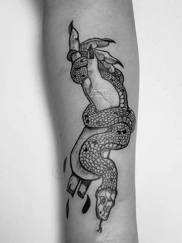 black and grey blackwork tatouage sur forearm #38592 | Artiste tatoueur Paulo R