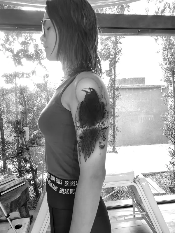female black and grey blackwork tatouage sur upper arm #38593 | Artiste tatoueur Paulo R