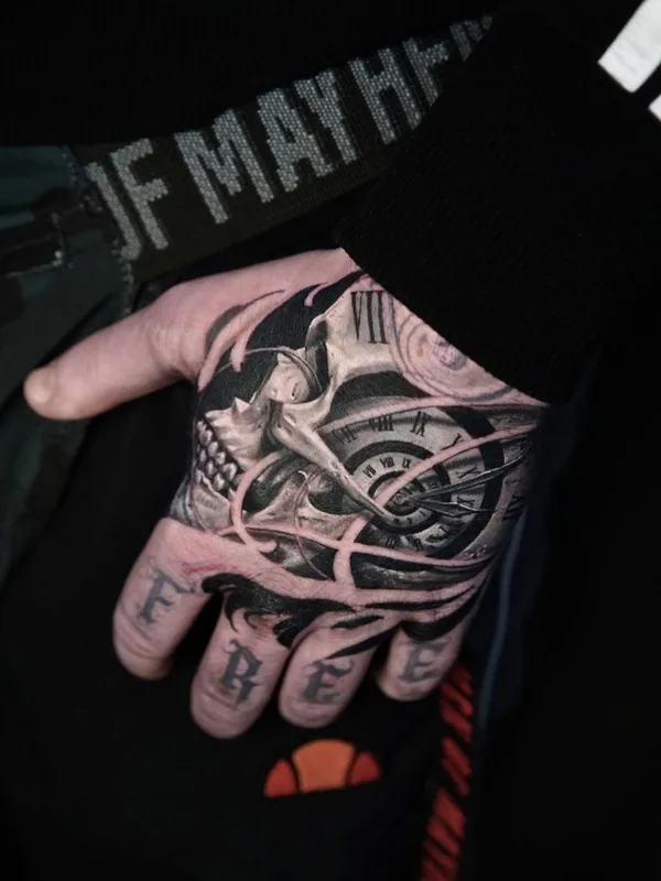 black and grey biomechanical 纹身 在 hand #50525 | 纹身师 Николай Мерцалов