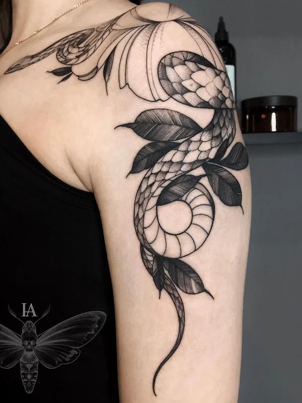 female black linework 타투 부위 shoulder #50574 | 타투이스트 Арина Инголычева