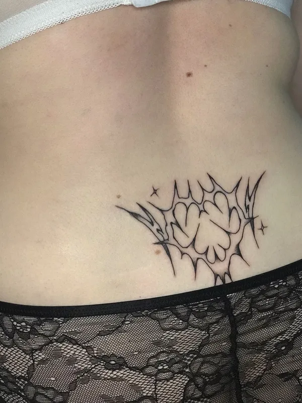 female black linework 타투 부위 lower back #50627 | 타투이스트 Носик Собачкин